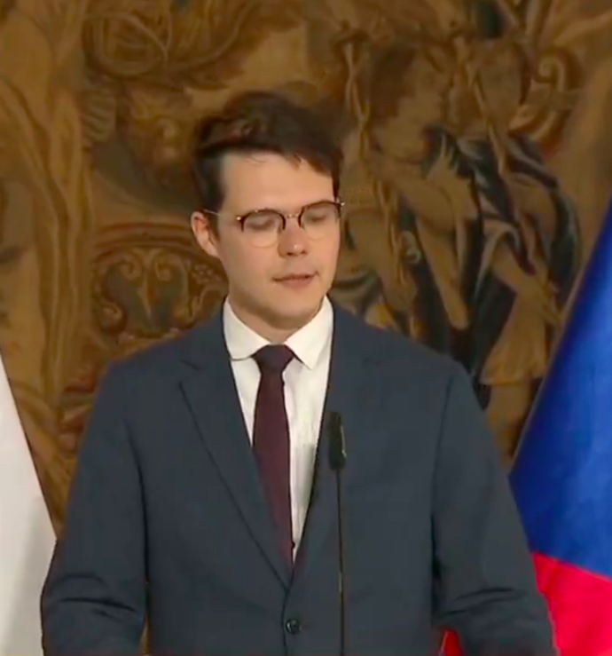 FOTO: Krizovou tiskovou konferenci k uvízlým Čechům na Blízkém východě ale absolutně nezvládl. – stránka 1