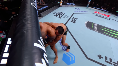 FOTO: Igor v UFC kousl svého soupeře.