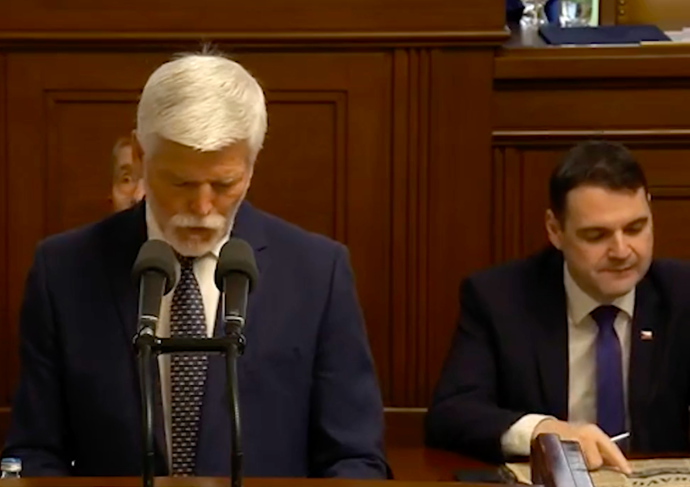 FOTO: Petr Macinka si přinesl vydání deníku Rudé právo. – stránka 5