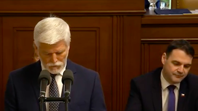 FOTO: Petr Macinka listuje komunistickým deníkem Rudé právo.