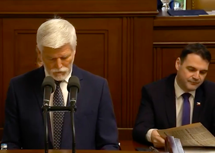 FOTO: Petr Macinka listuje komunistickým deníkem Rudé právo. – stránka 4