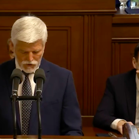 Během projevu prezidenta si Petr Macinka listoval vydáním komunistického deníku Rudé právo.