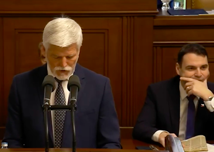 FOTO: Během projevu prezidenta si Petr Macinka listoval vydáním komunistického deníku Rudé právo. – stránka 3