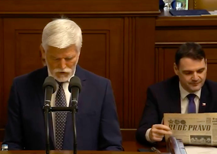 FOTO: Petr Macinka narážel na to, že prezident byl členem KSČ. – stránka 2