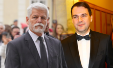 Dětinská provokace ministra Macinky. Během projevu prezidenta mu za zády listoval Rudým právem