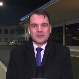 Novináře pak s ledovým klidem vytrolil a vyčetl jim, že hlavu státu sami nesledují.