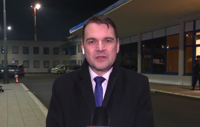 FOTO: Novináře pak s ledovým klidem vytrolil a vyčetl jim, že hlavu státu sami nesledují. – stránka 1