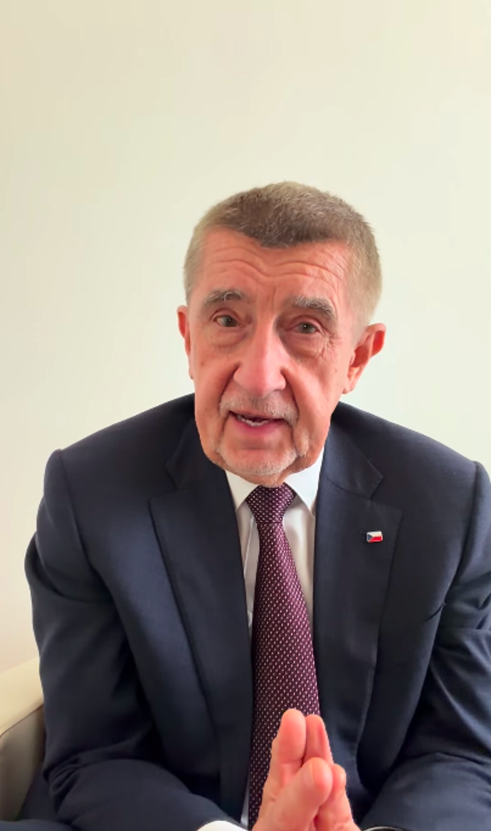 FOTO: Na svých sociálních sítích se pochlubil tím, že osobně obvolával i vedení dubajských aerolinek Emirates. – stránka 2