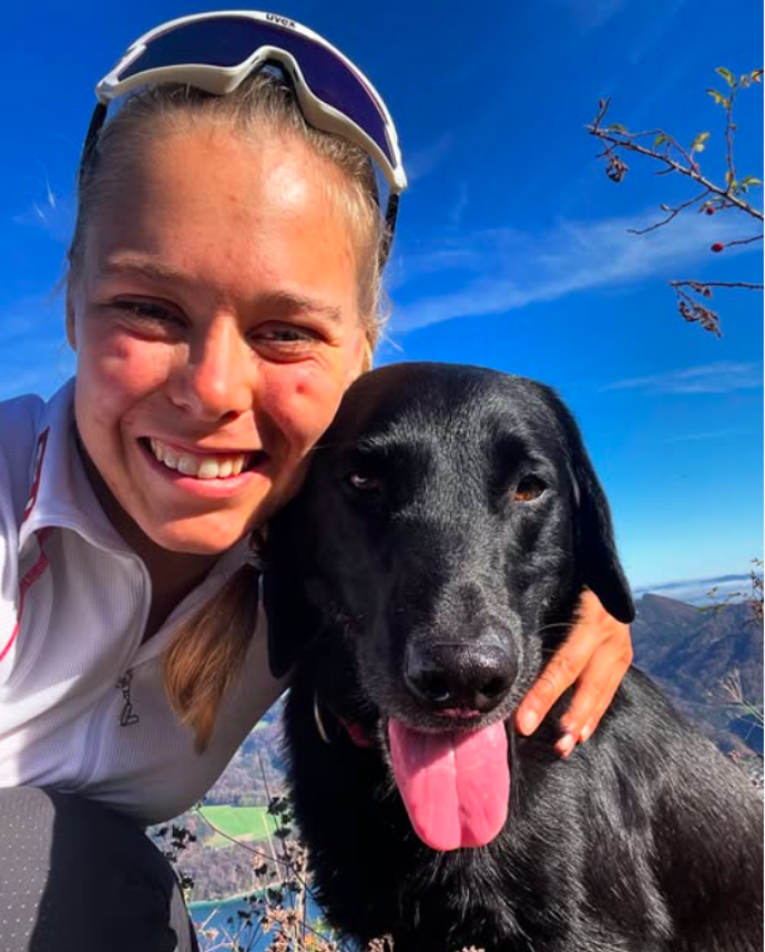 FOTO: Carina Edlinger se svým věrným psím parťákem.