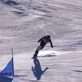 V úterý odpoledne smetl v cílové rovince teprve šestnáctiletou snowboardistku.