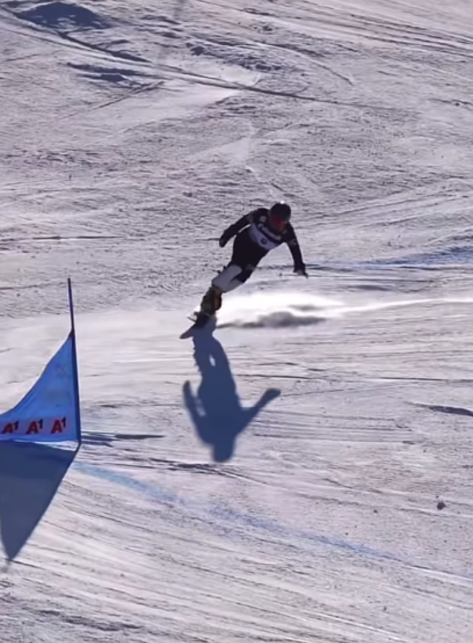 FOTO: V úterý odpoledne smetl v cílové rovince teprve šestnáctiletou snowboardistku. – stránka 7