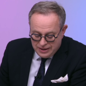 Svůj konec oznámil během živého vysílání.