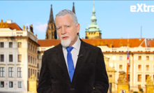 Týden se s týdnem sešel a je tu opět oblíbený pořad To byl zase týden. Tentokrát se imitátor Petr Jablonský převtělil do hlavy státu Petra Pavla.