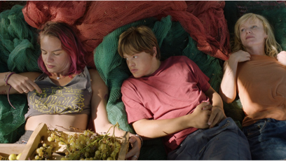 FOTO: Juliana Oľhová, David Vodstrčil, Aňa Geislerová ve filmu Karavan.