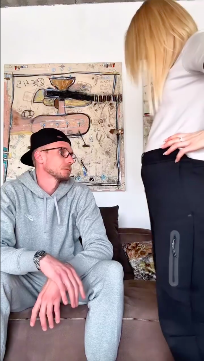 FOTO: Šťastnou zprávu oznámili fanouškům prostřednictvím vtipného a originálního videa ze svého domova.