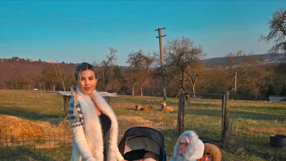 FOTO: Lela je podle pozorných fanoušků na výchovu svých tří malých dětí v poslední době úplně sama.