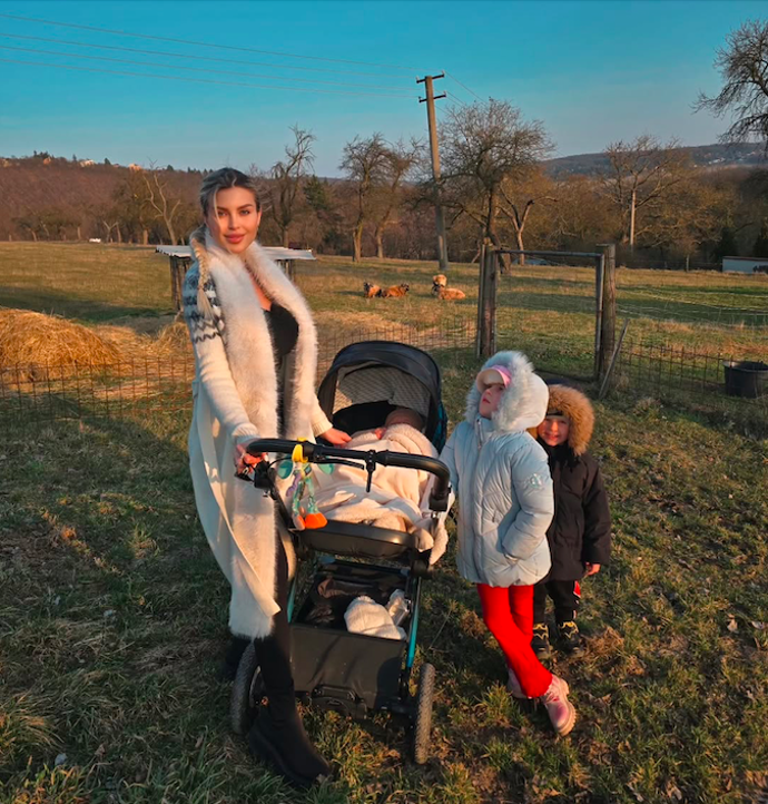 FOTO: Lela je podle pozorných fanoušků na výchovu svých tří malých dětí v poslední době úplně sama. – stránka 79