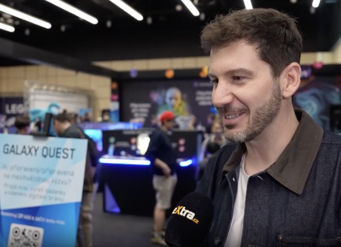 FOTO: Moderátor Petr Říbal během rozhovoru pro eXtra. – stránka 1