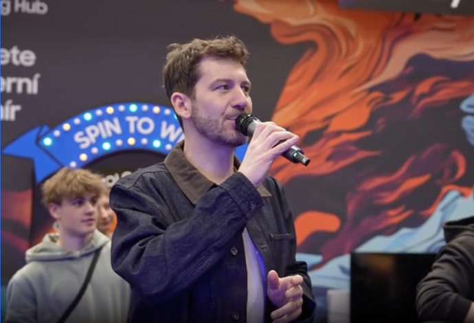 FOTO: Moderátor Petr Říbal. – stránka 2