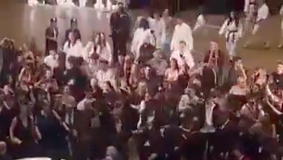 FOTO: Na maturitním plese střední školy TRIVIS se strhla hromadná bitka.