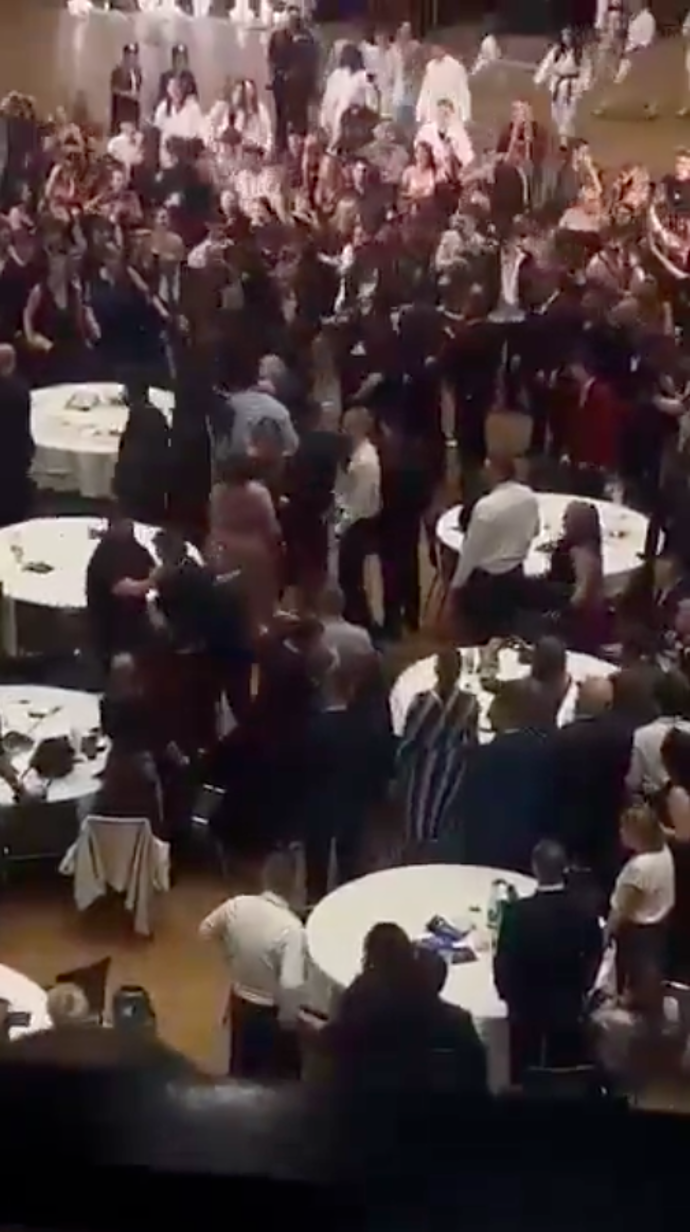 FOTO: Na maturitním plese střední školy TRIVIS se strhla hromadná bitka. – stránka 3