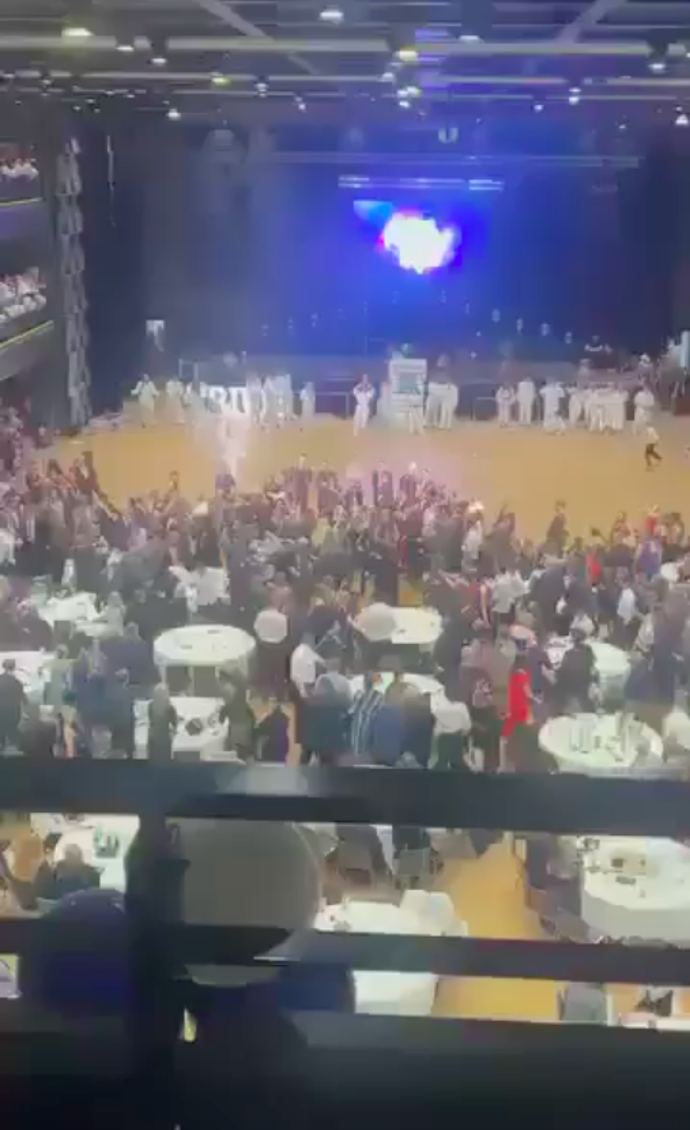 FOTO: Maturitní ples se pořádal ve Fóru Karlín.