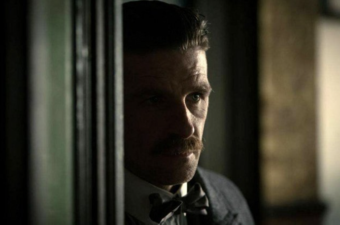 FOTO: Paul Anderson alias Arthur Shelby na snímku ze seriálu Peaky Blinders. – stránka 1