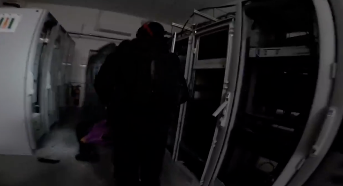 FOTO: Žháři zveřejnili video ze zapálení zbrojovky v Pardubicích. – stránka 1