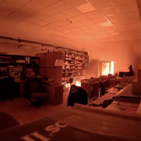 Žháři zveřejnili video ze zapálení zbrojovky v Pardubicích.