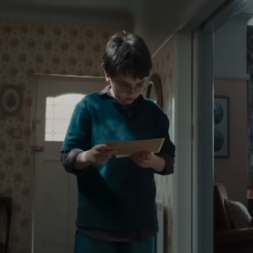 Prostředí seriálu zůstává věrné předloze.