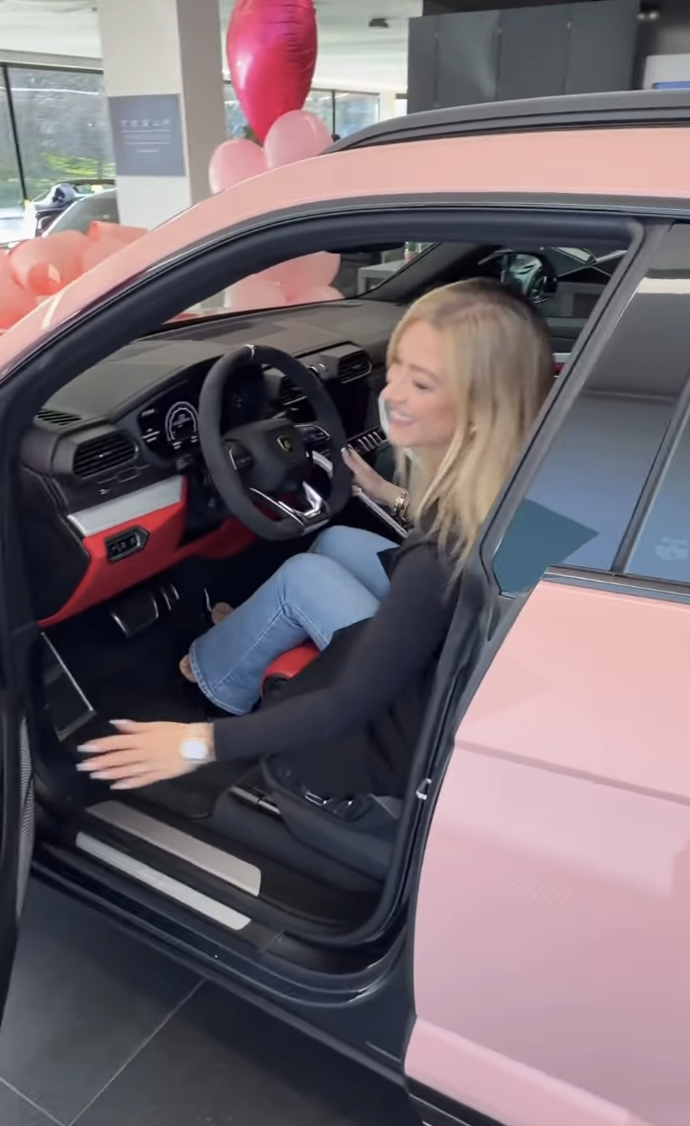 FOTO: Dominika v novém voze. – stránka 5