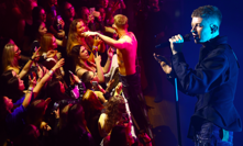 Adam Mišík kopíruje Leoše Mareše. Odhodil svršky a fanynky mu slintaly u nohou