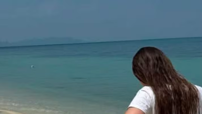 FOTO: Jako správný gentleman zakryl pozadí své partnerky nápisem.