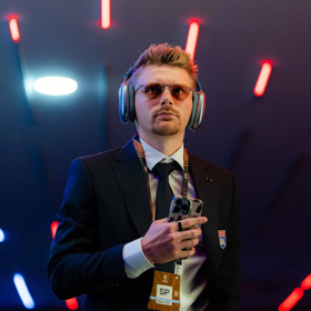 Pavel Šulc ale umí chodit i v klasickém obleku a kravatě. Jen je povyšuje vychytaným účesem a vždy přítomnými brýlemi. Nepřipomíná vám tak trochu Davida Beckhama?