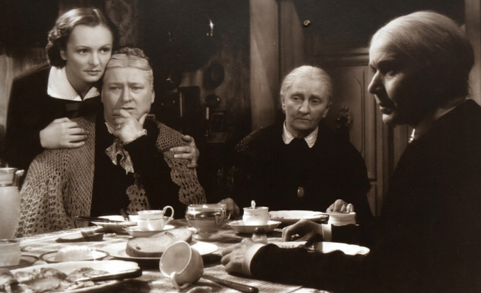 FOTO: Světla Svozilová, Růžena Nasková, Terezie Brzková a Leopolda Dostalová ve filmu Kouzelný dům. – stránka 1