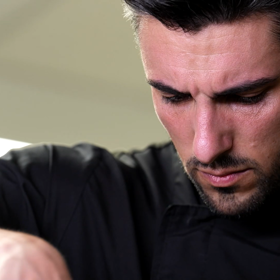 Ján Palko při vaření. 