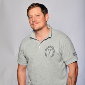 V novém seriálu O lidech a koních hraje Štěpán Benoni veterináře Tomáše Kučeru.