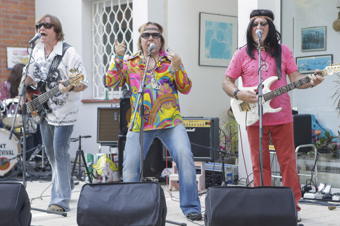 FOTO: Jiří Valenta při zpěvu. – stránka 7