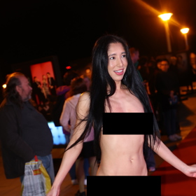 Nikola Lauberová nakráčela nahatá.