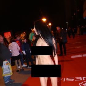 Nikola Lauberová se ukázala nahá. Kolem byly děti.