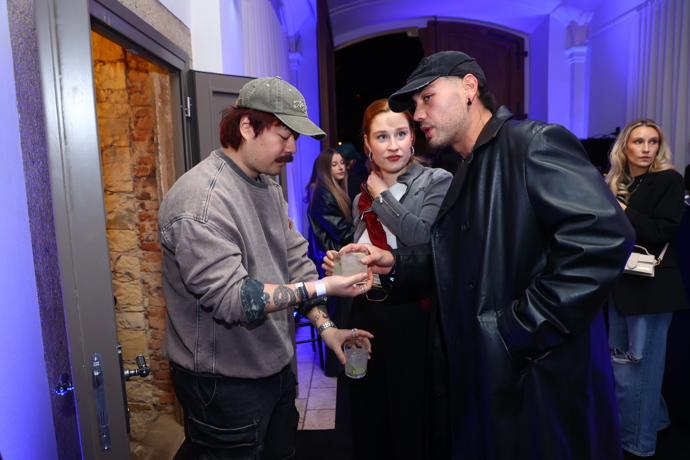 FOTO: Renne Dang  se rozvádí a údajně má randit s Natálií Halouzkovou, která byla na koncertě taky. – stránka 23