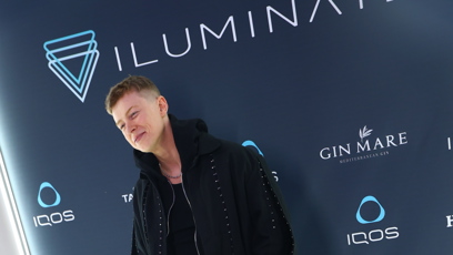 FOTO: Adam Mišík ve velmi výrazných kalhotech.