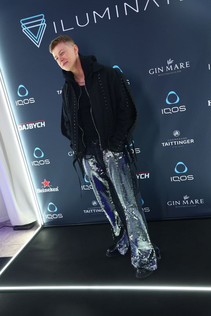 FOTO: Adam Mišík ve velmi výrazných kalhotech. – stránka 18