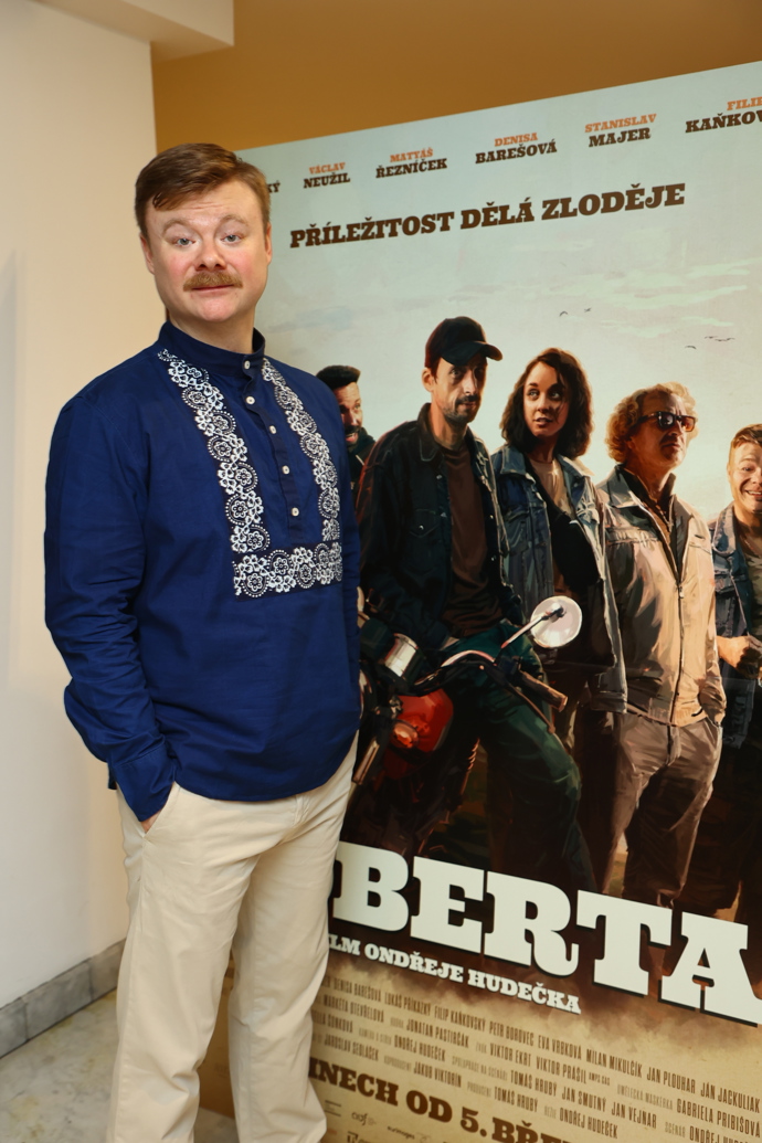 FOTO: Filip Kaňkovský s plakátem k filmu Poberta. – stránka 9