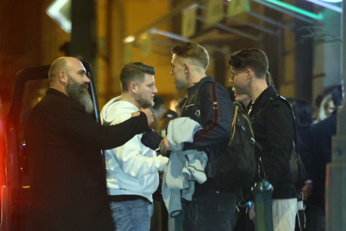 FOTO: Zábava pokračovala i před hospodou. – stránka 14