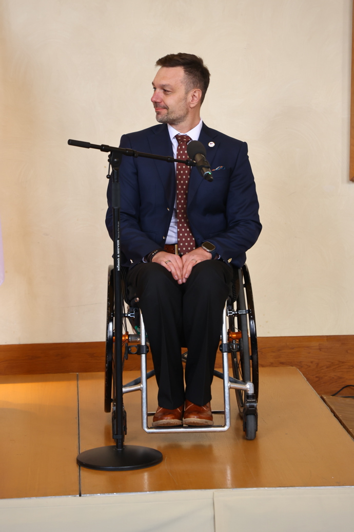 FOTO: Prezident Petr Pavel přijal na Hradě sportovce ze Zimních olympijských a paralympijských her. – stránka 37