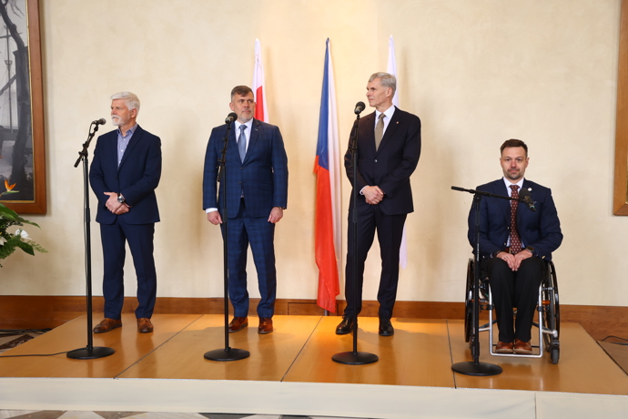 FOTO: Prezident Petr Pavel přijal na Hradě sportovce ze Zimních olympijských a paralympijských her. – stránka 35