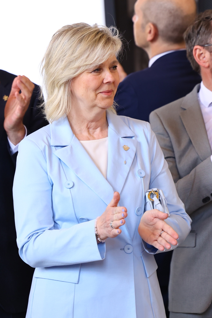 FOTO: První dáma Eva Pavlová oblékla modré sako. – stránka 31