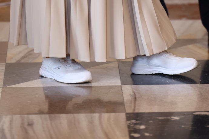 FOTO: Eva Pavlová zvolila bílé tenisky. – stránka 30