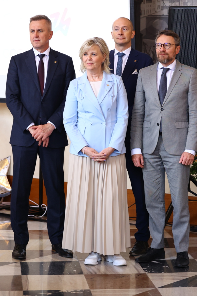 FOTO: Prezident Petr Pavel přijal na Hradě sportovce ze Zimních olympijských a paralympijských her. – stránka 29